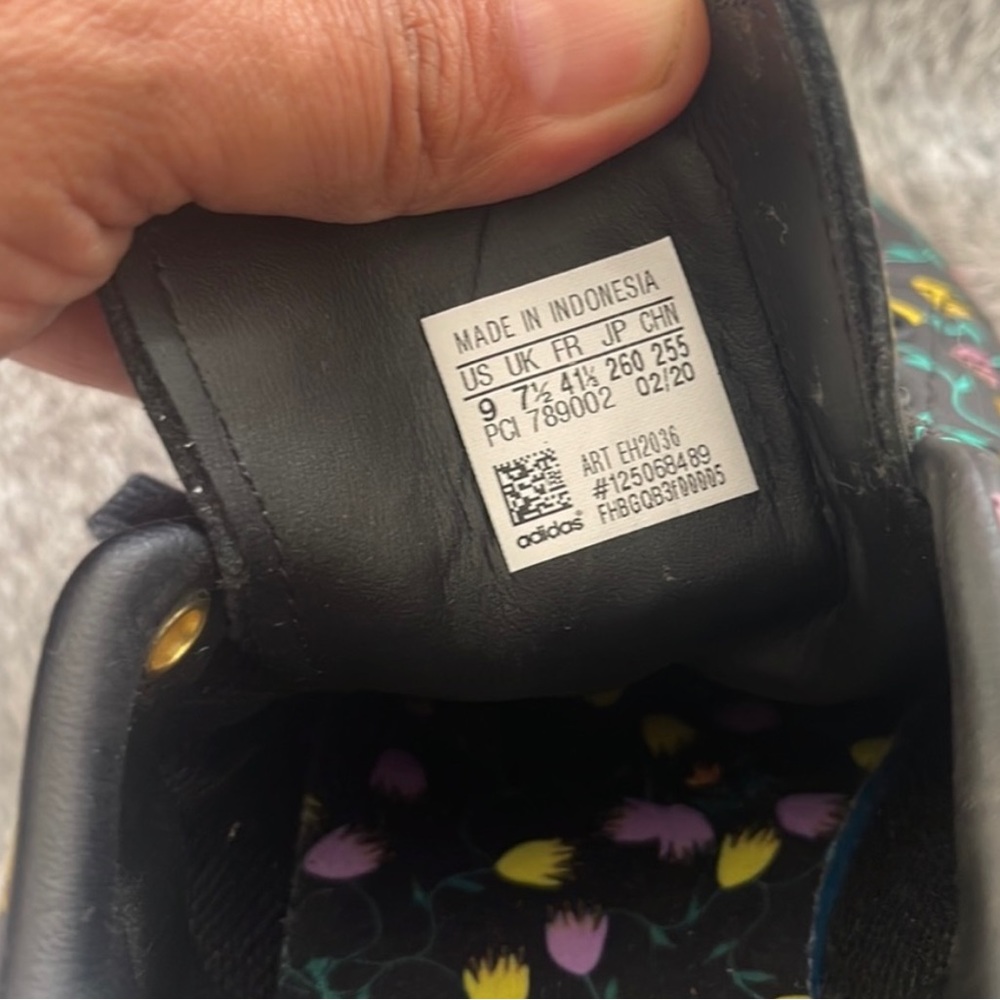 Size 9 Adidas Like  NEW.  Stan Smith - Picture 2 of 6